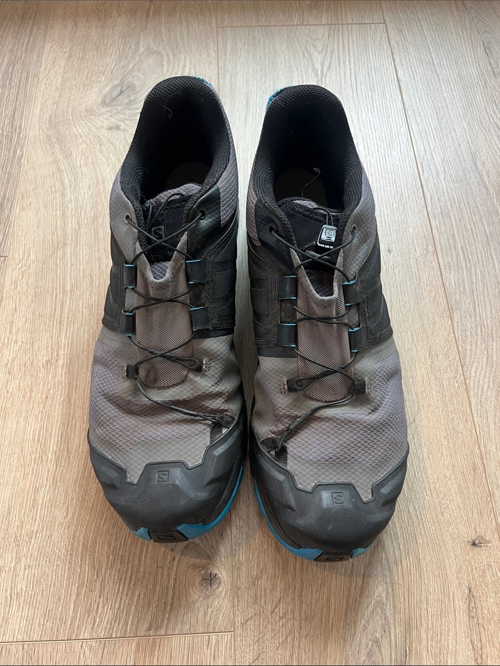 Men's Gray Athletic Trail Shoes with Blue Accents